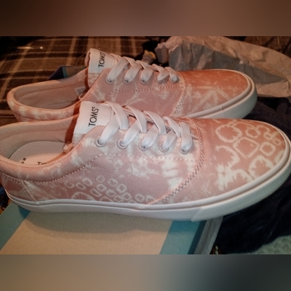🆕TOMS | Alpargata Fenix Lace Up Shoe Cloudy Pink Patchwork Batik Print Size 9.5 - Picture 2 of 7